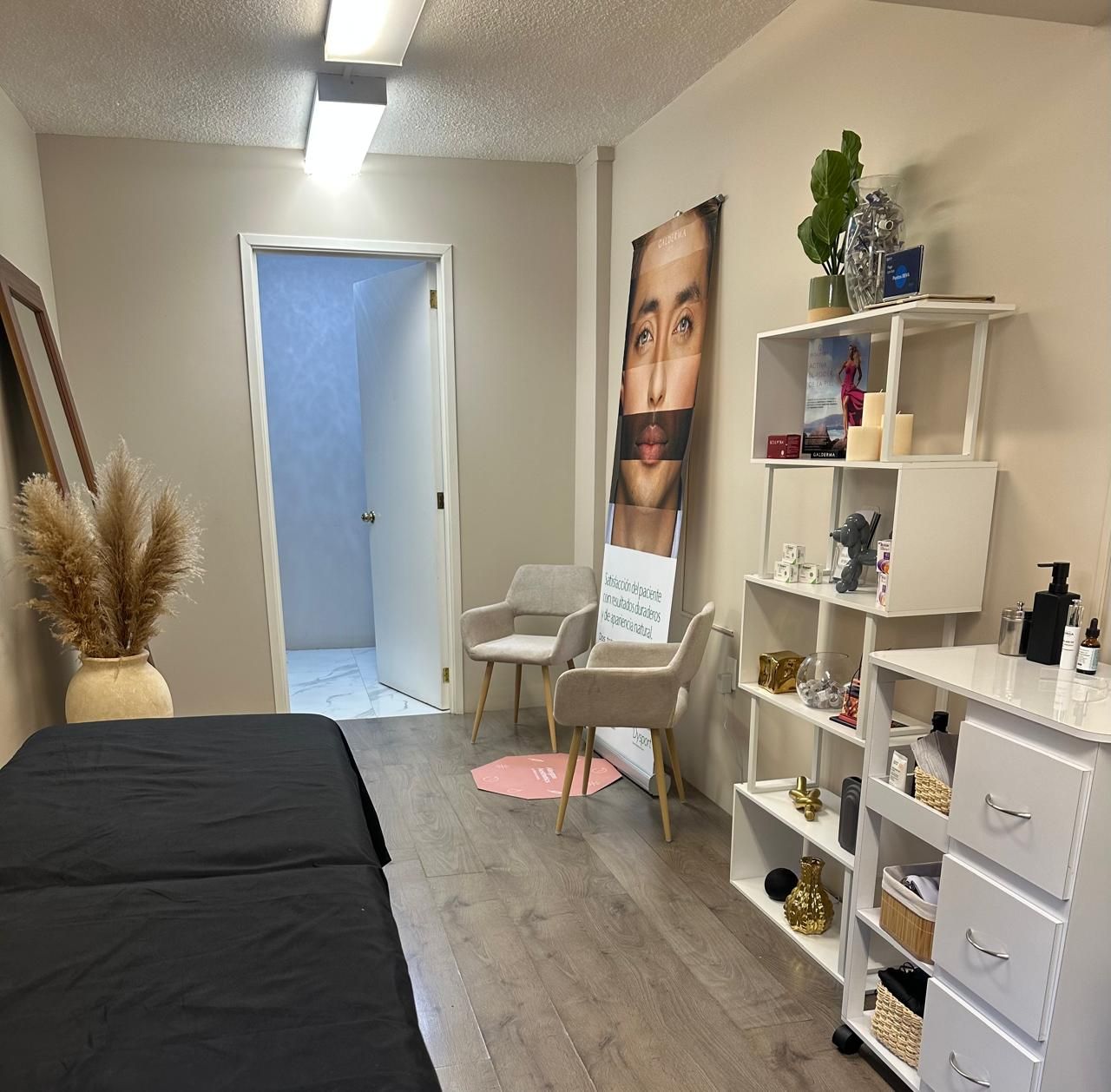 Interior view of Karina Escobar Ramírez's medical clinic