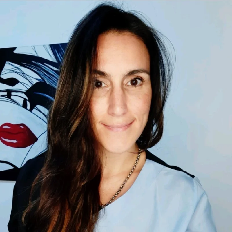 Dra Maria Veronica Pacheco is a dentist in Buenos Aires