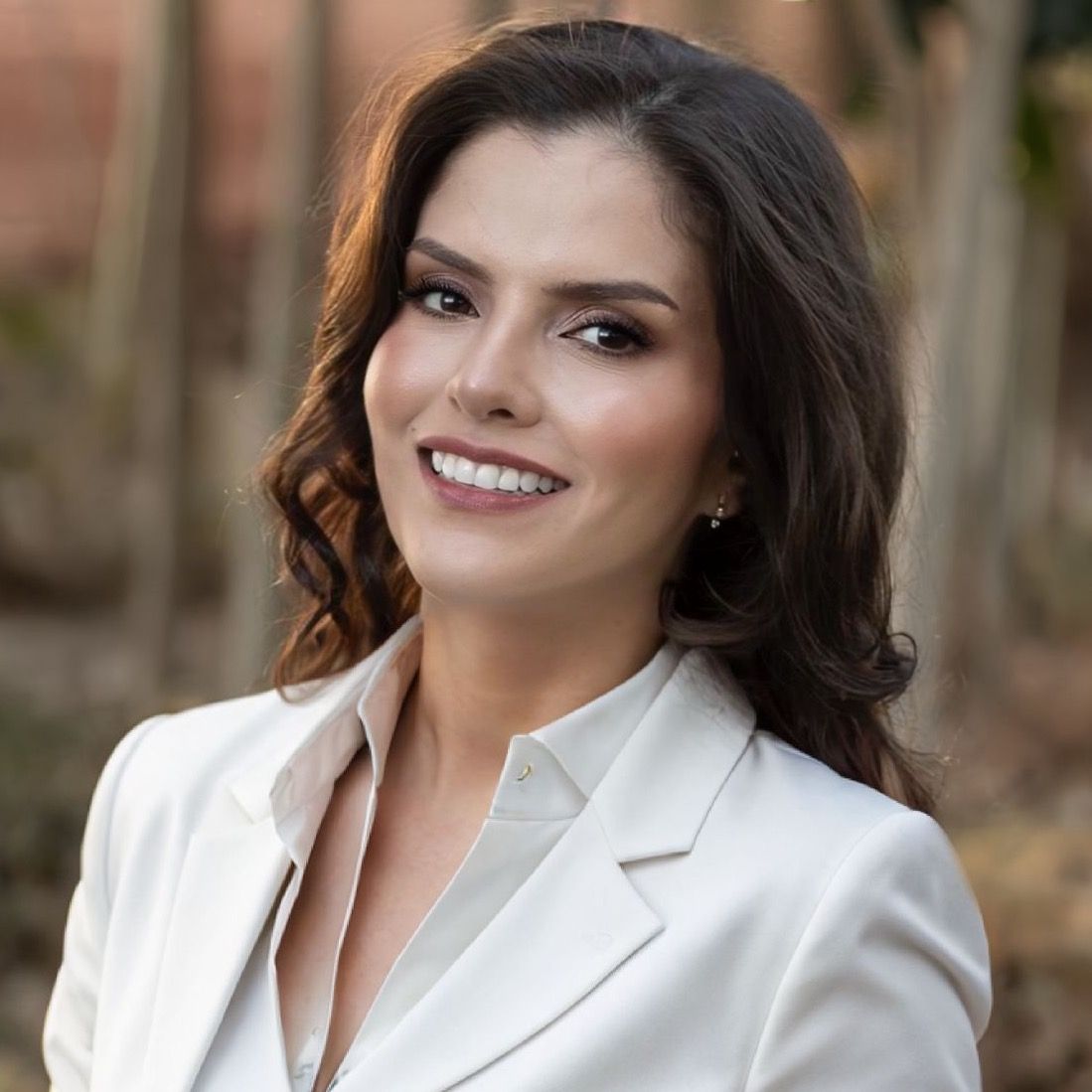 Dra Aline Guimarães Dultra is a general doctor in Salvador